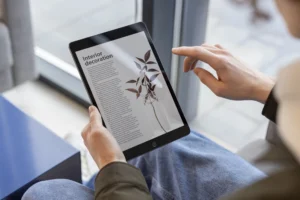 Pessoa lendo e-book, criado por inteligência artificial.